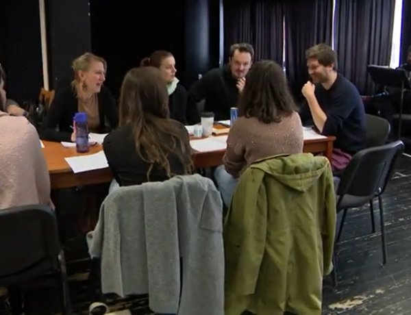 Zajlanak a Teljesen idegenek próbái a színházban