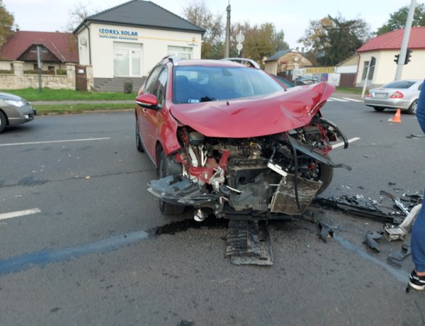 Baleset történt az Orosi úton, a Család utcai kereszteződésben