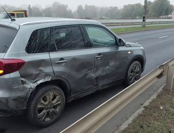 Csütörtök reggel a László utcán egy egyenesen haladó és egy sávot váltó jármű ütközött össze