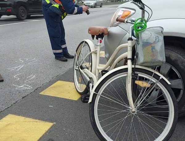 A Kosbor és Törpe utcai csomópontnál egy autó nekiment egy balról érkező kerékpárosnak, akit a helyszínről kórházba szállítottak