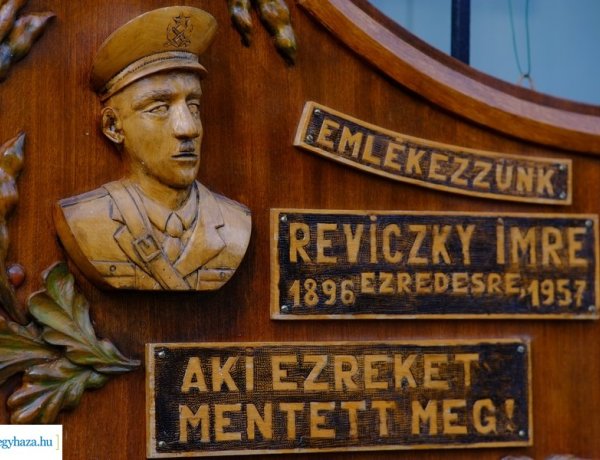 Reviczky Imrére emlékeztek – Koszorúkat helyeztek el a posztumusz vezérőrnagy táblájánál