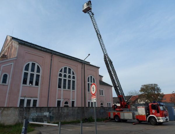 Épület tetőszerkezetét bontotta meg a szél Nyíregyházán, a Mártírok terén