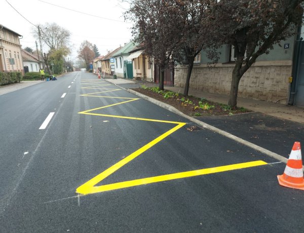 Útburkolati jeleket festettek a Derkovits utcán