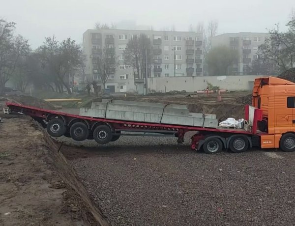 Kedden reggel egy nyergesvontató a Huszár soron lesodródott az útról, az építési területre