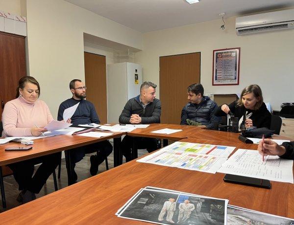 Görbe tükrök – Decemberi bemutató próbái indultak a színházban