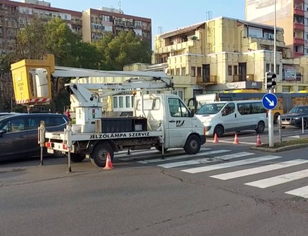 A jelzőlámpák karbantartását végezték a Magyar Közút munkatársai a Rákóczi utcánál