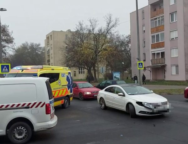 A Sóstói úton ütközött két személyautó