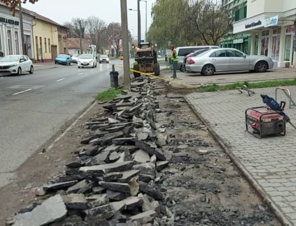 A Kossuth utcán a járdán való gyalogos közlekedést korlátozták erősáramúkábel-fektetés miatt