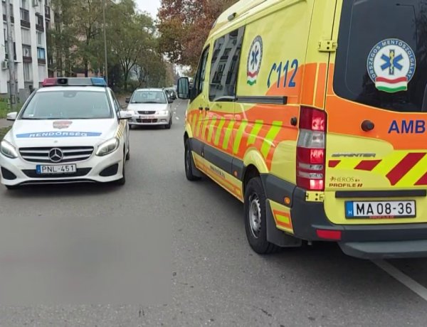 A Vasvári Pál utcán egy átkelő gyalogos a padkában megbotlott és a forgalmi sávra esett