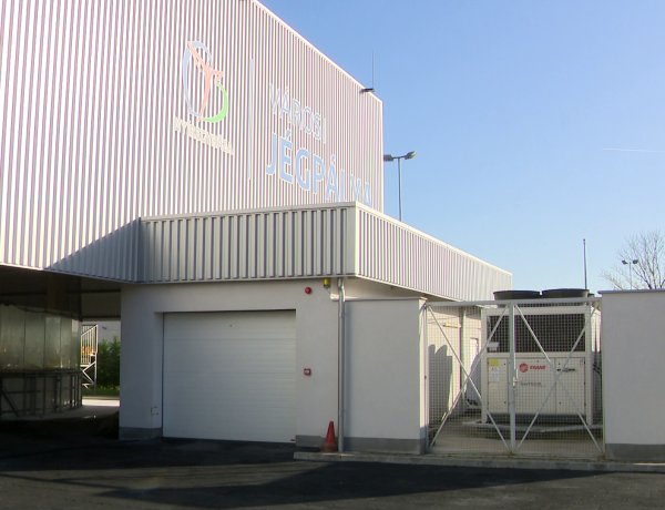 Már készül a jég, jövő héten nyitás! 