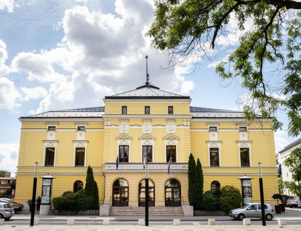 Színház:  december 16-ig nyitva tart 