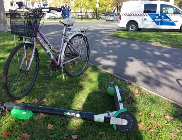 A Korányi Frigyes utcai körforgalomnál egy hátrahagyott, fekvő rollerben esett el egy kerékpáros