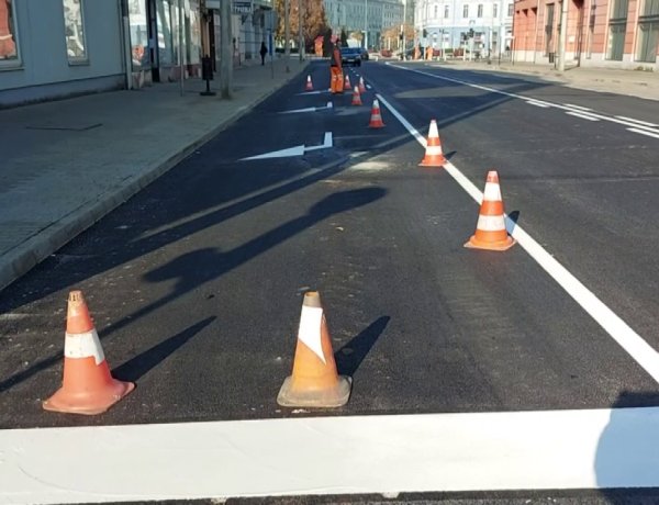 Hétvégén megkezdődött a burkolati jelek festése a belvárosban