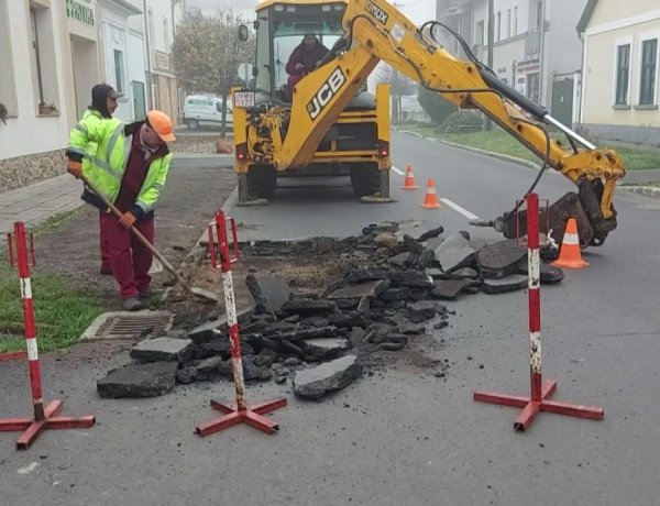 Csőtörés történt a Körte utcán, a hibafeltárás miatt felbontották a burkolatot