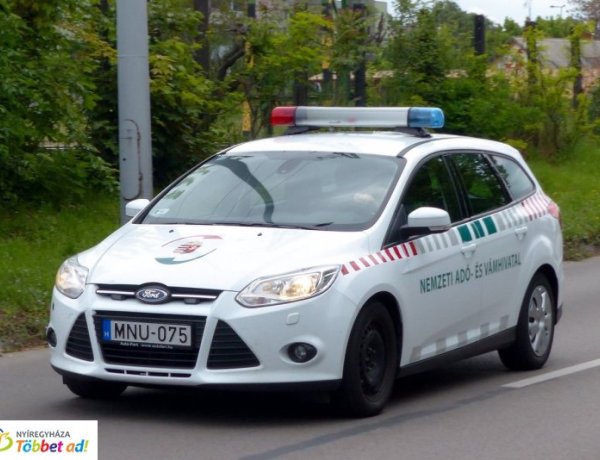 Meglátták a pénzügyőröket, kiugrottak az ablakon