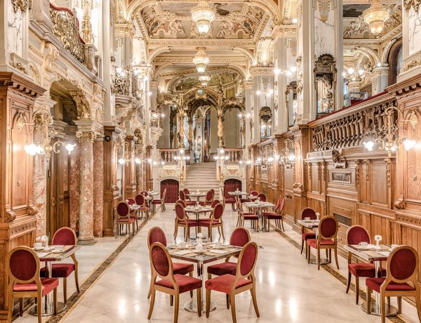 Múlt századi kávéházi hangulat a Kossuthban 