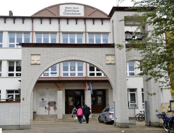 30 éves a Szent Imre gimnázium – „István hitével, Gizella szeretetével, Imre tisztaságával!”