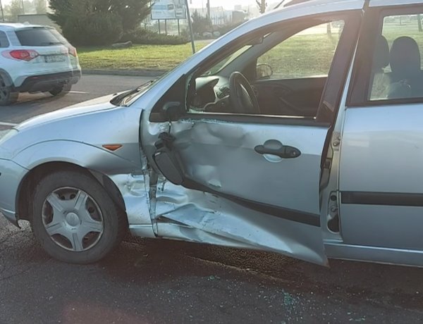 Két személyautó ütközött a 4-es Huszárok útján