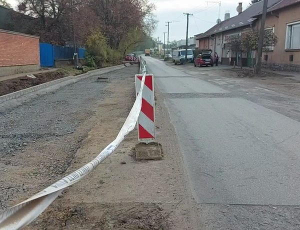 A Simai úton az utca elejétől 100 méter hosszban továbbra is forgalomkorlátozás van érvényben