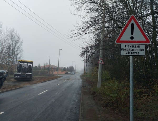 Forgalmirend-változás lépett életbe szerdától a 4-es Huszárok útja és a Makay utca kereszteződésénél