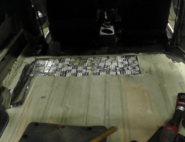 Ella kiszagolta az elrejtett cigit