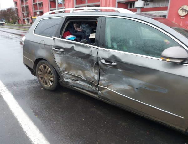 Totálkárosra tört a belvárosban ütköző két személyautó