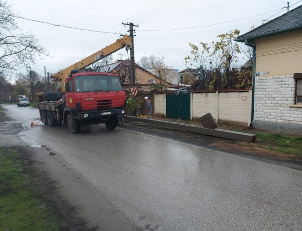 Közvilágítási oszlopokat cserélnek a Táncsics és Tükör utcán