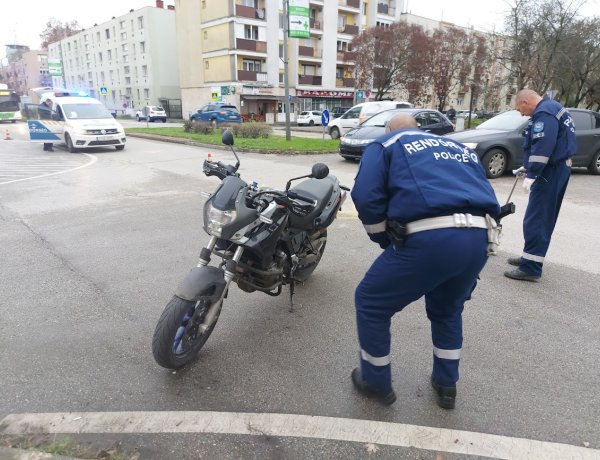 Motornak hajtott egy személygépkocsi az Arany János és Toldi utcai csomópontban