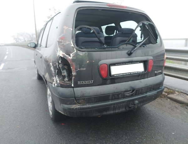 Egy műszaki hiba miatt álló, várakozó autónak hajtott egy teherautó a Tiszavasvári úti felüljárón