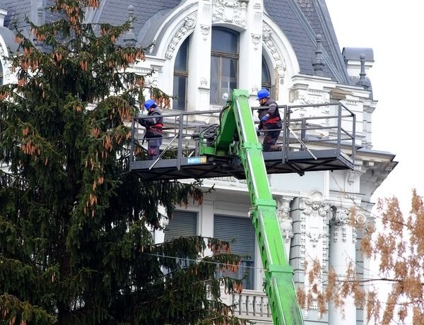 Energiatakarékos adventi forgatag – 23 óráig világítanak majd az ünnepi fények a Kossuth téren