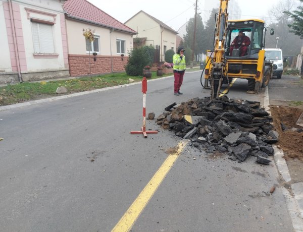 Ma reggel egy újabb hibafeltárásba kezdett a Nyírtávhő a Körte utcán