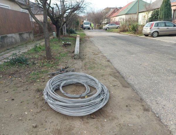Folytatódnak az erősáramú kábelek, villamosvezetékek és villanyoszlopok cseréje a Tükör utcán