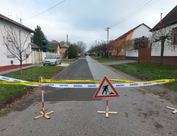 Csőtörés volt a Prága utcán, lezártak egy útszakaszt a közelében