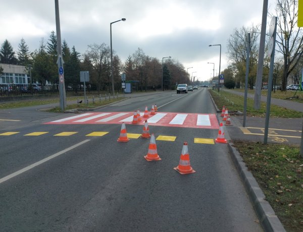 Kijelölt gyalogátkelőhelyeket festettek át pirosra a Korányi Frigyes utcán