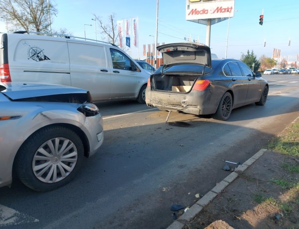 Ráfutásos baleset történt a László utcán kedd délután