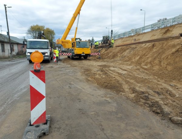 Korlátozzák a Kerék utca forgalmát, több munkagép is dolgozik a helyszínen