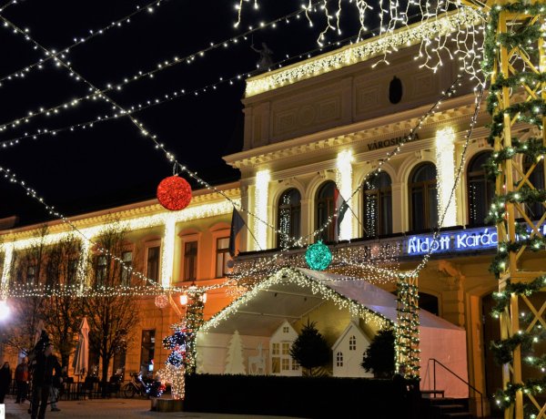 Vasárnap ünnepi fénybe „öltözik” a Kossuth tér 