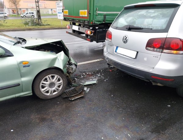 Csütörtökön este ráfutásos baleset történt a Debreceni úton