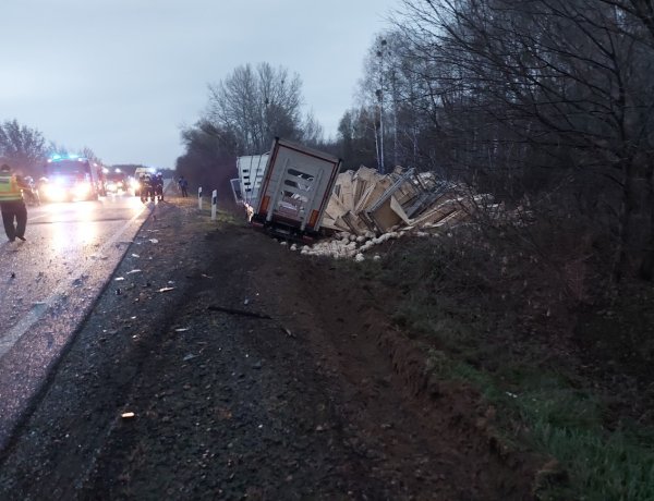 Hármas karambol történt a 4-es főút 302-es kilométerszelvényénél