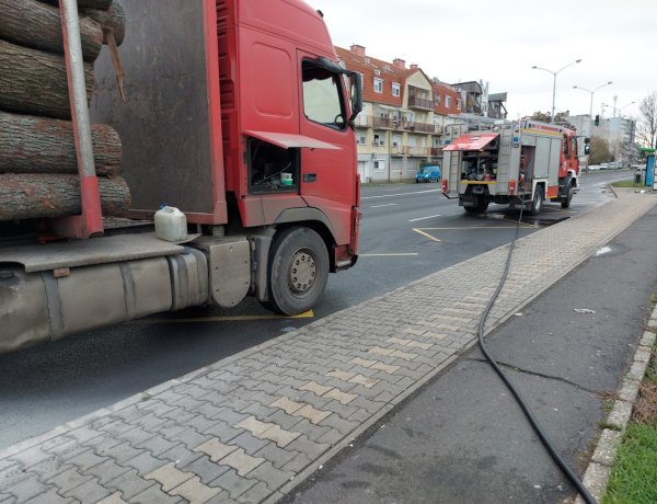 A Mező utcán egy rönkfát szállító teherautó fékberendezése meghibásodott, amelyet a jármű vezetője kezdett el oltani