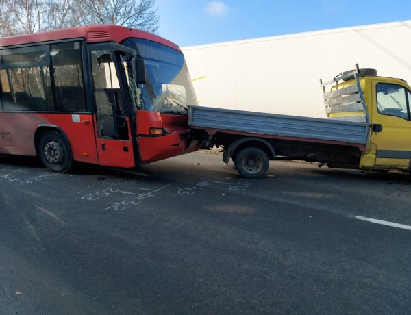 Pénteken délelőtt Újfehértó belterületén egy busz és egy kisteherautó ütközött