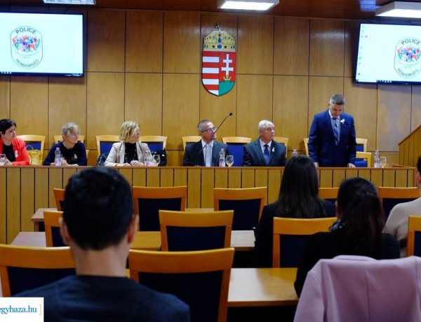 „A jó asszony köténye mindent eltakar” – A Nők elleni erőszak megszüntetésének világnapja