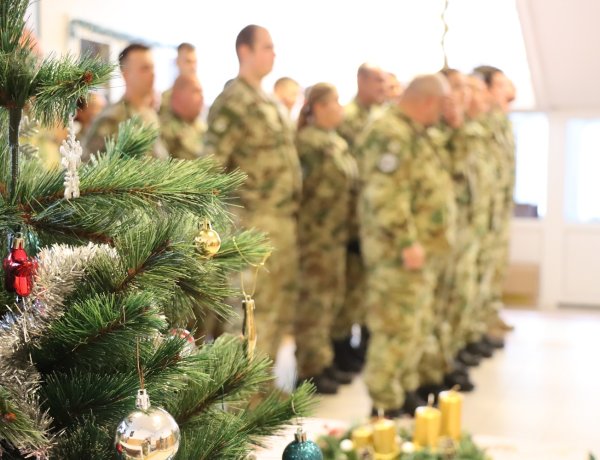 Ég az adventi koszorú első gyertyája a nyíregyházi Damjanich laktanyában