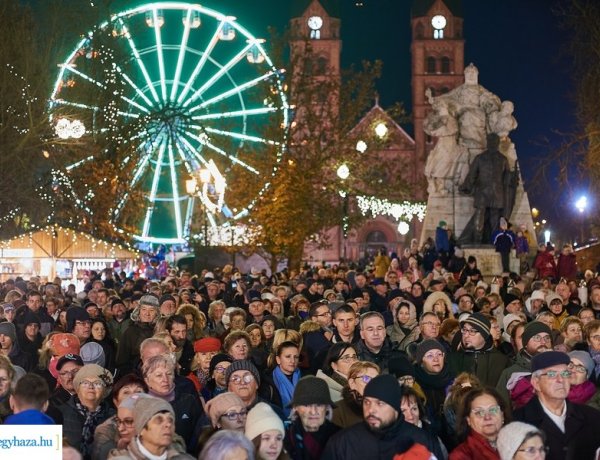 Ünnepi fényben a belváros – Meggyújtották az első adventi gyertyát