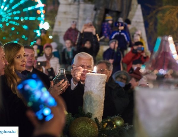 Nyíregyházán is kigyúltak az adventi fények