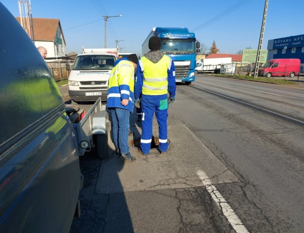 Közműfedlapokat cseréltek a Nyírségvíz szakemberei a Debreceni út kivezető szakaszán