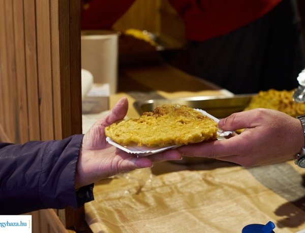 Frissen sült ajándék lapcsánka a Kossuth téren 