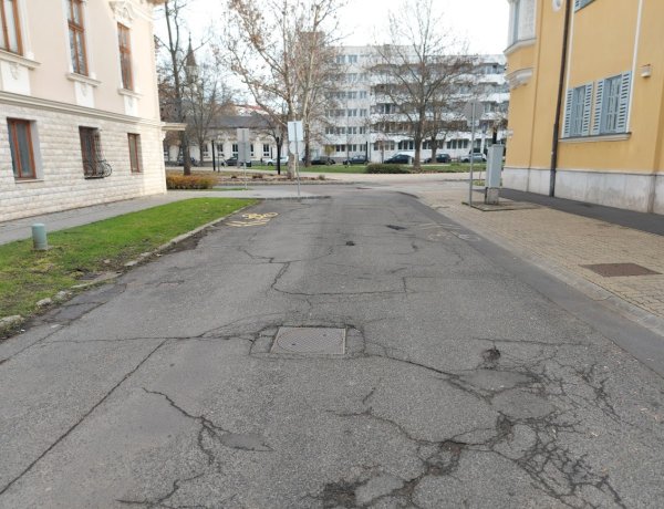 Kátyúzási munkálatokat végeztek szerdán, a Malom utcán