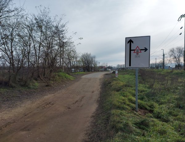 Nagyméretű KRESZ-táblák jelzik az Acél után a vasúti átjárót