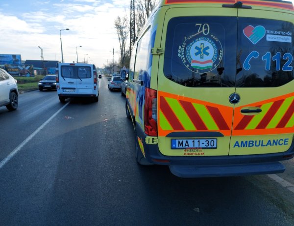 Szirénázó mentőautó és egy személyautó ütközött össze a Kállói úton